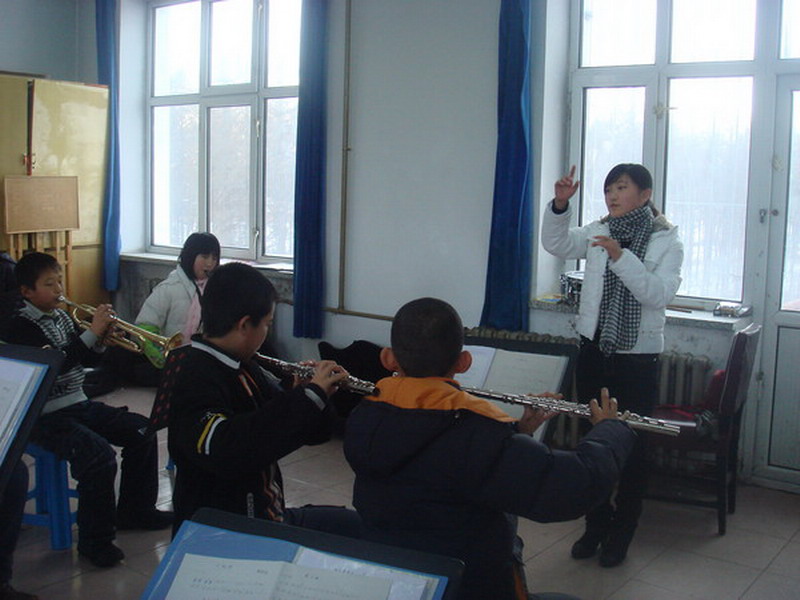 巴红彦在嫩江农场中学组建中学生乐队